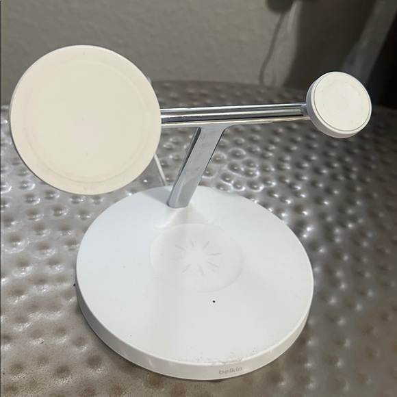 Belkin boost charge pro 3 in 1 wireless charging stand with MagSafe - Picture 2 of 8